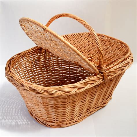 Wicker picnic basket opens - sound effect