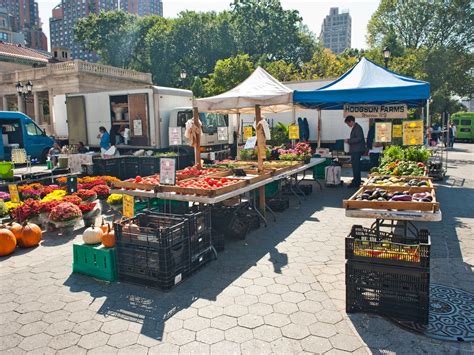 Outdoor market atmosphere - sound effect