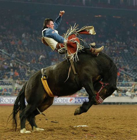 Sound of a cowboy at the start of a rodeo: preparation of participants, voices