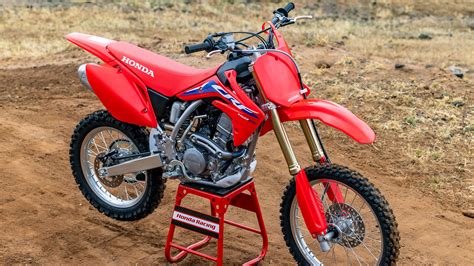 Honda motocross bike: passing slowly (close-up recording) - sound effect