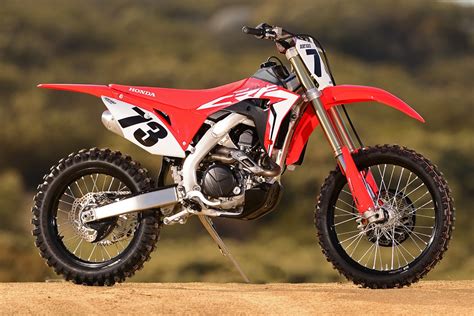 Honda motocross bike: passing by at a slow speed - sound effect