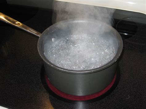 Lid rattles on the pan, water boils - sound effect