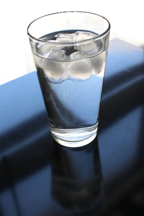 Ice in a glass of water - sound effect