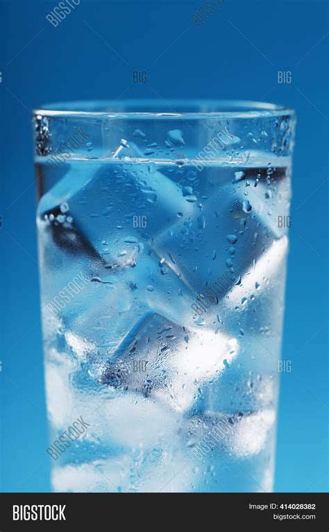 Ice in a glass of water - sound effect