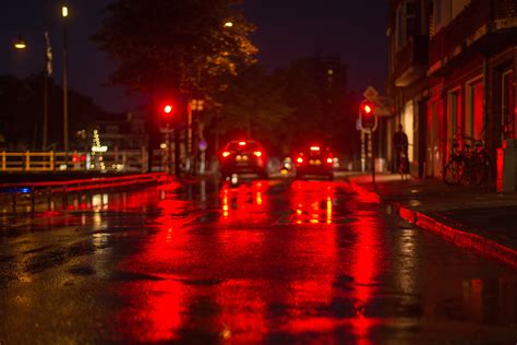 Light city traffic, wet road - sound effect