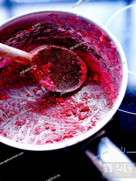 Scraping with a spoon in a saucepan - sound effect