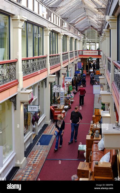 Small shopping arcade: voices, steps, crowd - sound effect