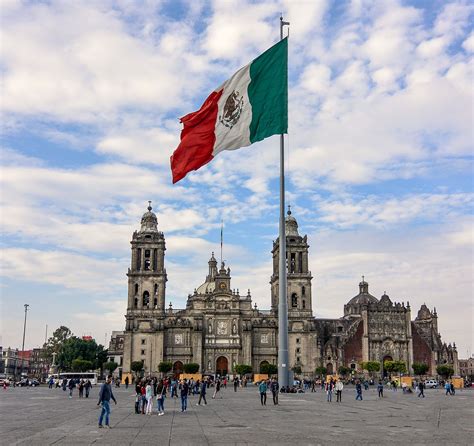 Mexico: downtown atmosphere, busy intersection, pedestrians - sound effect