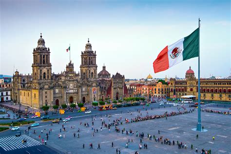 Mexico: downtown atmosphere, busy intersection, pedestrians - sound effect