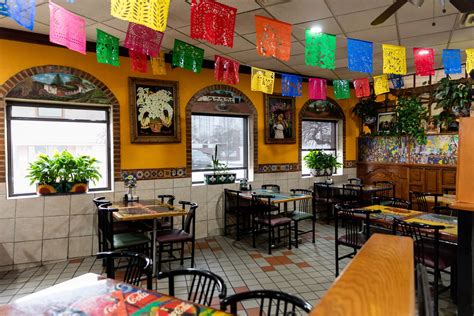 Mexican restaurant: general atmosphere, live music - sound effect