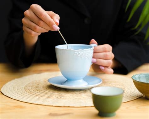 Stirring tea in a cup - sound effect