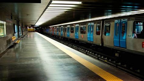 Metro: train passes by, wheels clatter (3) - sound effect