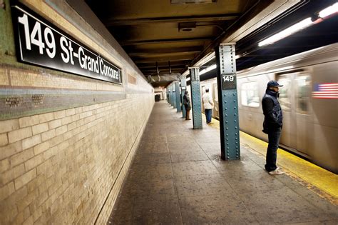 Subway in new york: the train leaves - sound effect