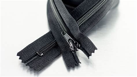 Zipper, fastening: clothing fastening - sound effect