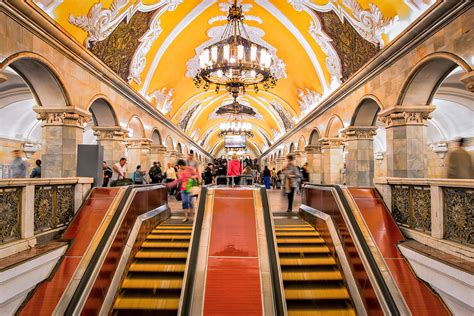 Moscow metro: platform, train arrives and departs - sound effect