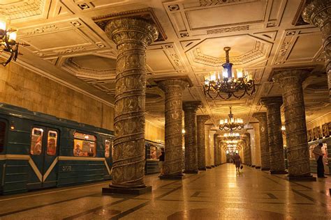 Moscow metro: platform, train arrives and departs - sound effect