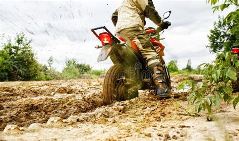 Motorcycle moving through mud (fast) - sound effect