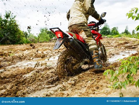 Motorcycle moves through mud (slowly) - sound effect
