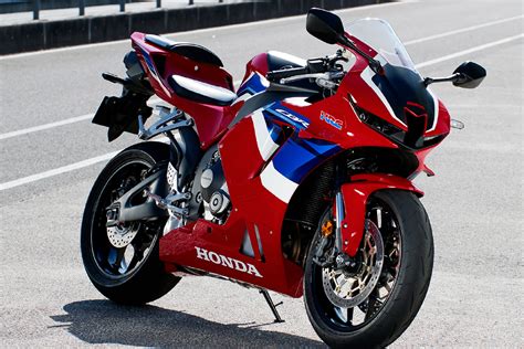 Honda motorcycle: approaches at medium speed, stalls - sound effect