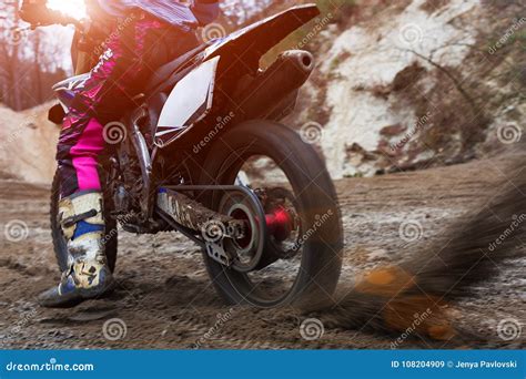 Motorcycle starts in mud - sound effect