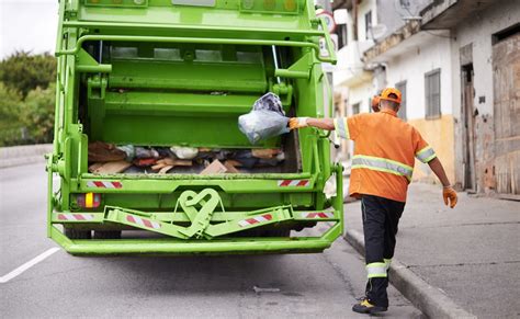 Garbage truck drives to the left and stops - sound effect