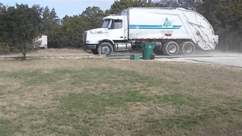 Garbage truck is waiting - sound effect