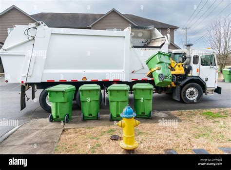 Garbage truck is waiting - sound effect