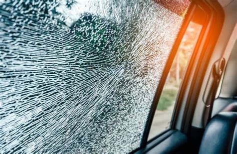 Destruction of glass and concrete in a car accident - sound effect
