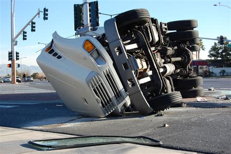 Destruction of glass and concrete in a car accident (2) - sound effect