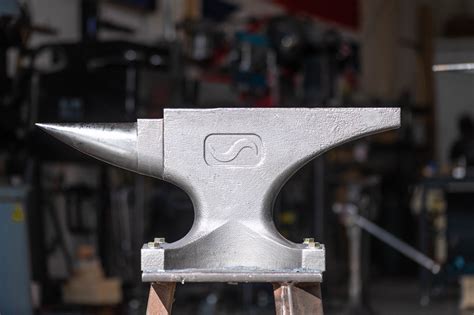 Anvil: 1 hit with a hammer on an anvil - sound effect