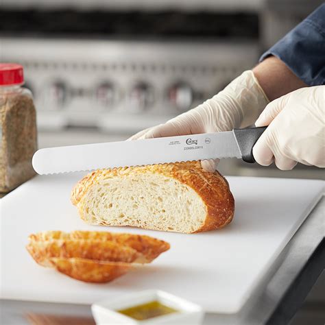 Slicing bread with a knife (2) - sound effect