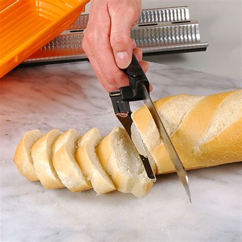 Slicing bread with a knife - sound effect