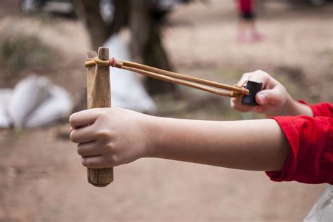 Pulling and shooting from a slingshot - sound effect