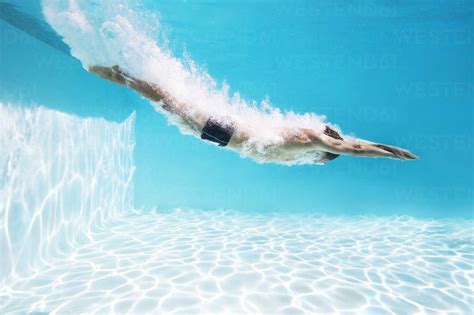Swimmer dives into water - sound effect