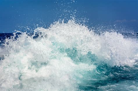 Ocean waves with splashes (2) - sound effect