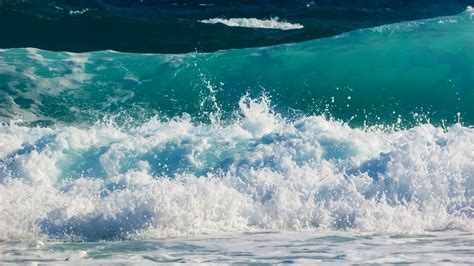 Ocean waves with splashes - sound effect
