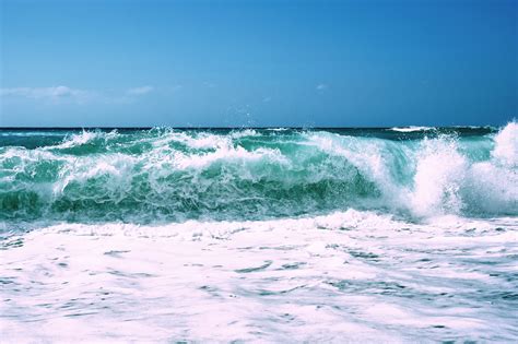 Ocean waves with splashes - sound effect