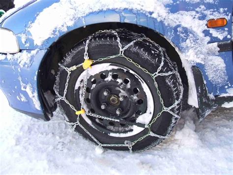 Car drives through snow, wheels creak (slowly) - sound effect