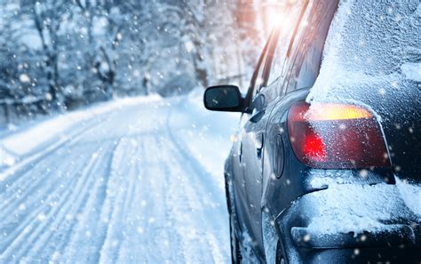 Car drives through snow, wheels creak (slowly) - sound effect