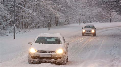 Car drives through snow, wheels creak - sound effect