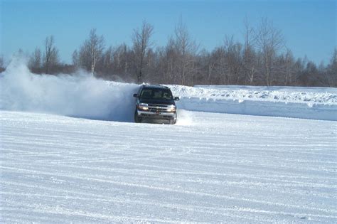 Car drives through snow, wheels creak - sound effect