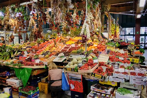 Open market in italy: general atmosphere, voices - sound effect