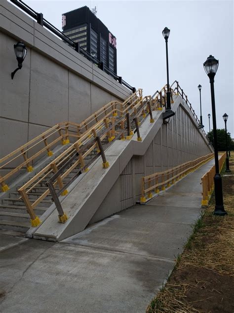 Open street corridor, pedestrian steps (2) - sound effect