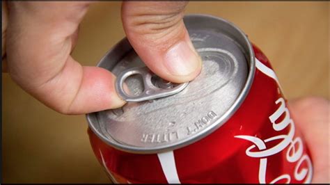 Opening the can: large juice tin - sound effect