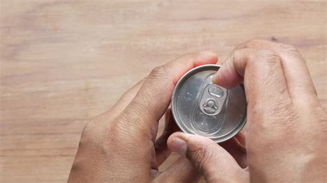 Opening the can: large juice tin - sound effect