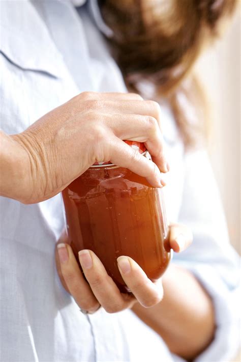 Opening a jar, manually open the lid - sound effect