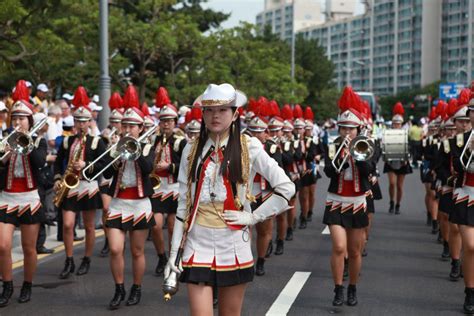 Parade: parade atmosphere, bands, crowd - sound effect