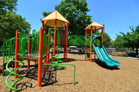 Park, playground: people enter, indoors - sound effect