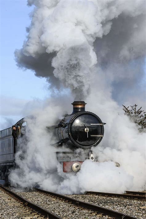 Steam locomotive moves away - sound effect