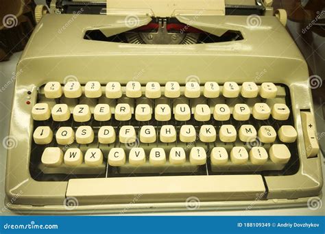 Typewriter, printing on an old mechanical typewriter - sound effect